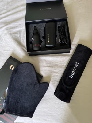 Tanrevel Set - Allting är oanvänt men Tanning Liquid har varit öppen i mer än 12 månader så jag vet inte om den är bra att använda på ansiktet 💕🌸