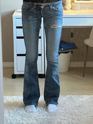 Tall bootcut jeans med slitning - Jag säljer ett par jeans från Gina, jag är 178cm lång och dom passar bra i längden på mig, säljer dom då dom är lite tajta i midjan men annars jätte fina, priset kan diskuteras! ❤️köpt för 399kr.