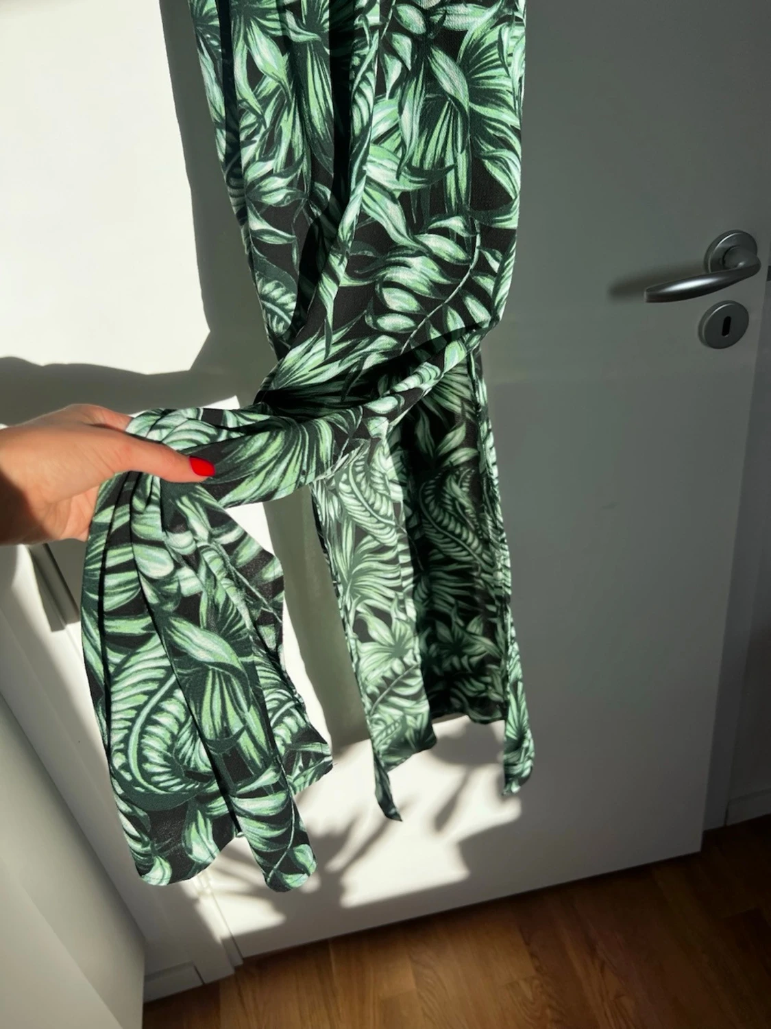 Grön långklänning med bladprint - 1