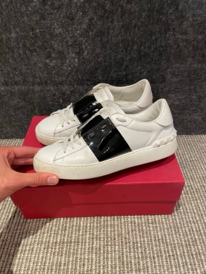 Valentino skor  - Hej, säljer nu dessa svin snygga valentino skor. Skorna är i grymt skick!  Begränsat antal boxar och dustbag. Hör av dig vid frågor.