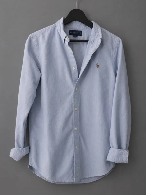 Ljusblå skjorta från Ralph Lauren - Klassisk ljusblå skjorta från Ralph Lauren med button-down krage och broderad logga på bröstet. Skjortan är i storlek S passar dock M också,  i helt nytt skick och pris kan diskuteras 