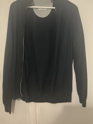 Marinblå ziptröja från Mango - Jättefin fullzip från mango Obs liten defekt på bild 3 som inte märks  