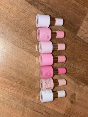 Rosa och vita gellack  - Säljer gellack i olika nyanser av rosa och vitt. Flaskorna har rund form och guldfärgade detaljer. Perfekt för dig som gillar att variera mellan ljusa och pastelliga färger på naglarna. 25kr styck!💞