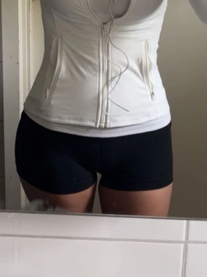 Svarta tighta shorts - Säljer ett par svarta, tighta shorts med midwaist passform. Perfekta för träning eller sommarens varma dagar. Från Glowmode, Shein