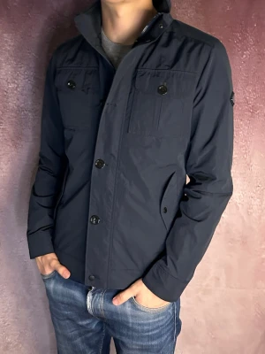 J.lindeberg field jacket bailey - Mycket fint skick | Size S (modellen är 188 cm 74 kg) | fraktar spårbart inom 24 timmar | för att köpa klicka ”köp nu” | vid frågor eller funderingar skriv ett meddelande | följare får bättre rabatter🙌
