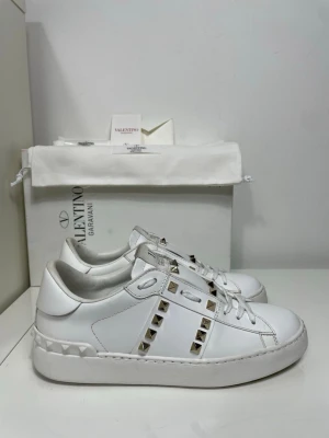 Valentino Rockstud Skor  - Säljer nu dessa Valentino Rockstud Skor med ett nypris på 7 700 kr!, skriv för fler bilder/frågor🙌🏼 