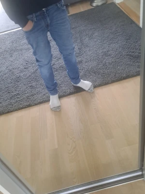 JACOB COHËN JEANS SLIME FIT strl 27 - Säljer ett par jacob cohen jeans i strl 27. De är i mycket bra skick. Ny pris 2000 kr. Fraktar inom 12 h. Om ni undrar något fråga bara. Storlek 27 är S.