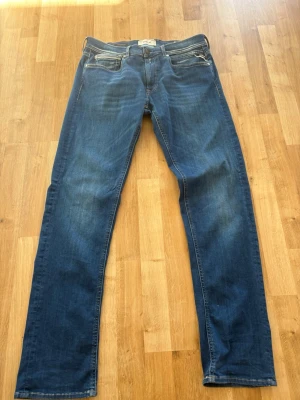 Blå hyperflex jeans från replay - Snygga blå jeans från Replay som passar till finare tillfällen lika bra som att vara lite stiligare i vardagen inte mycket använda hör av er vid frågar vid snabb affär kan priser diskuteras