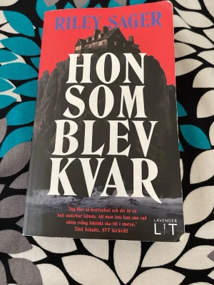 Hon som blev kvar av Riley Sager - En av de BÄSTA böckerna jag läst! När du tror att du vet allting och vem som gjorde vad så ändras hela din syn bara pågrund av en liten mening!!! (Lenora är inte den du tror) Spännande roman av Riley Sager med röd och svart omslag. Boken handlar om Lenora Hope och ett mystiskt mordfall på 1920-talet. Perfekt för dig som gillar mord och deckare