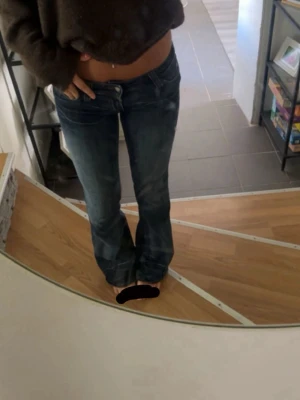 Low waist blåa jeans - Säljer dessa jeans från Weekday/Cheap monday då de inte kommer till användning💖