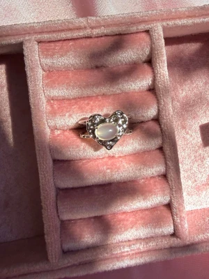 Ring med Vit Opal - Handgjord ring i stainless steel, justerbar storlek, allergivänlig, vattentålig och färgar inte av sig! 🫶🏼🌊☀️ 