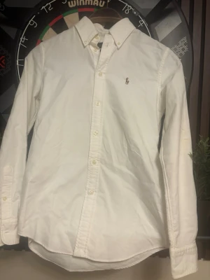 Vit Ralph Lauren skjorta - Säljer min vita Ralph lauren skjorta i riktigt bra skick! Storlek xs