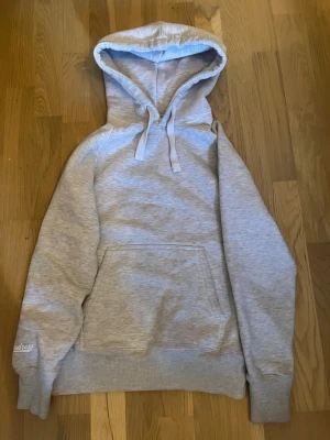 Ljusgrå hoodie russemerch - ljusgrå hoodie från russemerch. Perfekt för en avslappnad och casual look.