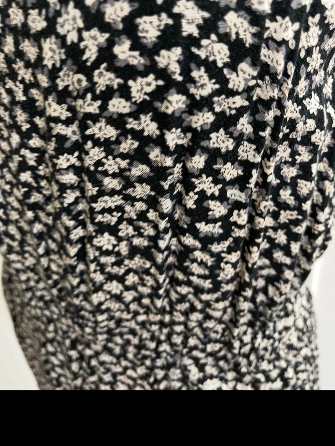 Svart jumpsuit med småblommigt mönster