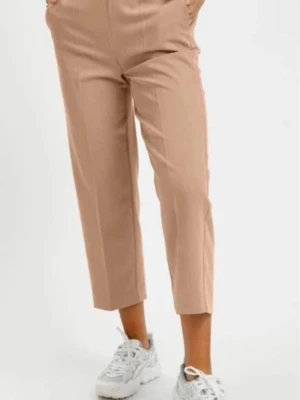 Beige croppade kostymbyxor - Snygga beige kostymbyxor med croppad passform och pressveck. Byxorna har hög midja och raka ben, perfekta för en stilren look. Tillverkade i ett mjukt och lätt material som ger en skön känsla hela dagen.