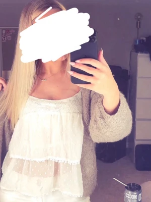 Brun Lindex kofta - Säljer min bruna Lindex kofta, använd några gånger men inget fel på! Skriv för fler frågor😊💗