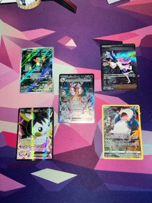Pokémonkort paket, Charizard mm. - Säljer 5 pokemonkort.
