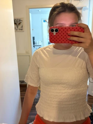 Vit topp - En fin topp från hm, den är ribbad vid midjan och den är använd men fortfarande jättebra skick enligt mig, kommer tyvärr inte till användning, pris kan diskuteras 