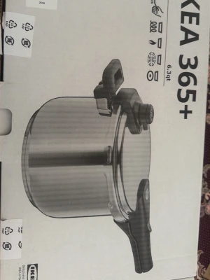 IKEA 365+ tryckkokare 6.3L - Tryckkokare från IKEA 365+ med en kapacitet på 6,3 liter. Tillverkad i rostfritt stål med svarta handtag och säkerhetsventil på locket. Perfekt för att laga mat snabbt och effektivt. Modern design och enkel att använda. Helt ny. Storlek: 6 liter