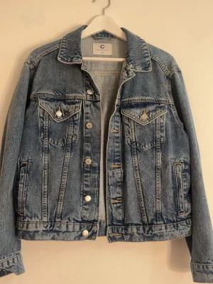 Jeansjacka passar XS - jättefin billig jeansjacka. Passar XS men är L
