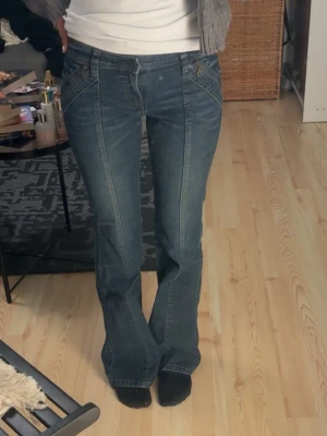 Jeans Low  - Väldigt low waist byxor utan bakfickor köpta i Sri Lanka för nästan 5,000 LKR då de köptes på en väldigt high end store. Så snygga med dragkedjor där fram och sömmar runt om.  Här kommer mina mått, alltså inte jeansen mått  Midja: 66cm omkrets  Höft: 83cm omkrets  Innerbenslängd: 80cm Ytterbenslängd: 99cm   En diff på några centimeter spelar ingen roll, jeansen är också väldigt stretchiga och anpassbara. Jag brukar ha 34 i jeans