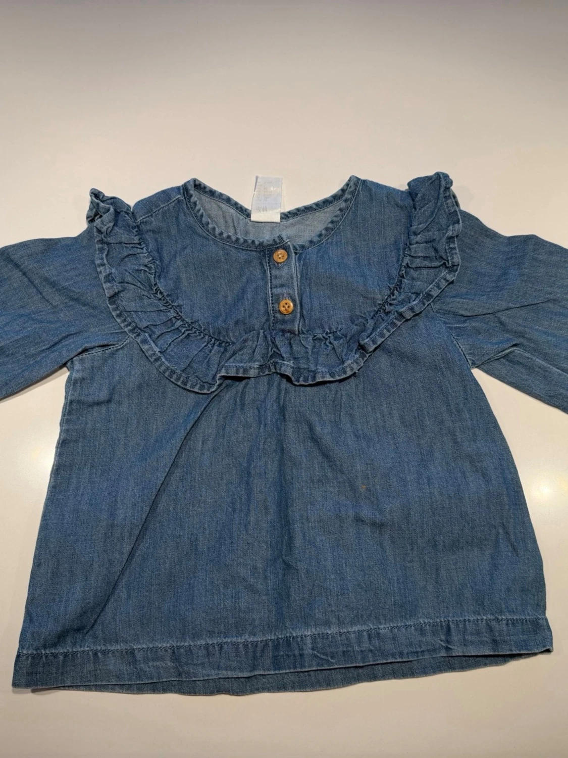 Blå jeansblus med volangdetaljer - 2