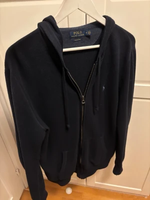 Mörkblå hoodie Ralph Lauren - Riktig schysst hoodie ifrån Ralph Lauren i pima cotton, i storlek M. Priset är förhandlingsbart så det är bara att buda. Köpt hos Vinofino.