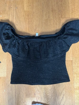 Super söt glittrig topp - Supersnygg topp som är lite unik med glitter. Pris går att diskuteras!💗