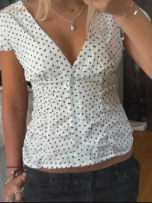 polka dot tröja - köpt på vinted sänker inte priset köpte själv för högre! storlek xs passar även s köp nu eller på vinted!