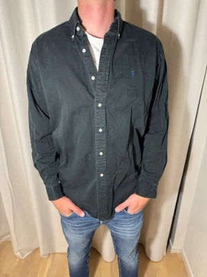 Svart Ralph Lauren skjorta  - Hej! Vi säljer nu denna Ralph Lauren skjortan i storlek M. Vårt pris 325kr medans nypris ligger på 1400kr. Hör av er vid frågor eller för att diskutera pris. // studio II Resell 💙💙