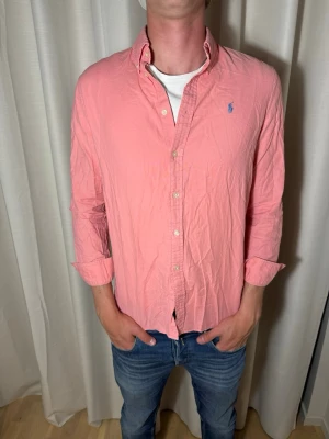 Rosa Ralph Lauren skjorta  - Säljer nu denna sjukt snygga rosa skjortan från Ralph Lauren i storlek M. Pris 349kr medans nypris ligger runt 1450kr. Skicket är mycket bra och kan beskrivas som 10/10 enligt vår granskning. Hör av er vid frågor eller prisförslag! // Studio II Resell💙