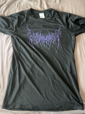Compression shirt - Egen tryckt compression shirt Tröjan är i perfekt kvalitet, aldrig testat, ny tvättad, redo att skickas inom en dag! Mått finns på tredje bilden Första sidan är framsidan andra är bakifrån. Storlek: LARGE Priset kan diskuteras