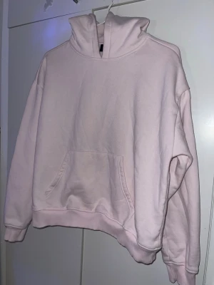 Ljusrosa hoodie - Säljer en ljusrosa hoodie från 157 i storlek M.
