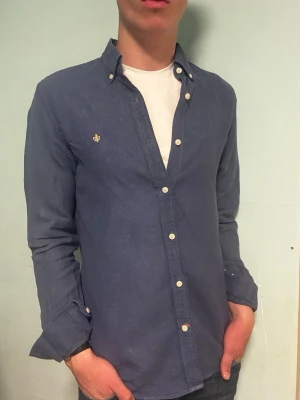 Morris blå linne skjorta – 37/38 (S/M slim fit) - Säljer en snygg blå linneskjorta från Morris i storlek 37/38 (S), men den passar också  någon som brukar bära M slim fit. Perfekt för både vardag och mer uppklädda tillfällen. Mycket bra skick.