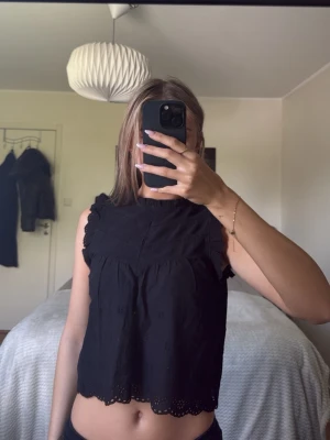 Svart ärmlös blus med volang - Söt topp, aldrig använd