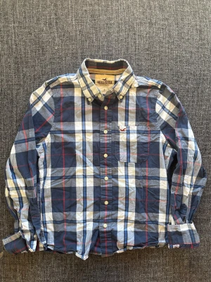 Hollister skjorta ~ vintage  - Sjukt eftertraktad Hollister skjorta i blå/vit – sjukt sällsynt, stl S (passar även XS). Fint skick och sitter riktigt bra 🌿  Kan även gå ner lite i pris vid snabb affär ✌️ Skickas inom 24h 📦
