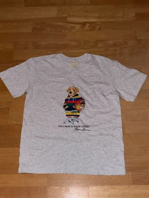 Polo bear t-shirt  -  BESKRIVNING  Märke • Ralph lauren  Nypris • 299 Storlek • M - slim fit  Skick • Mycket bra  • Skicka meddelande vid frågor eller bud! • Lägg till i bundle för att spara upp till 20%! • Samma eller nästa dags leverans garanteras 😊  #vintage #ralph lauren #secondhand #reselling #vinted 