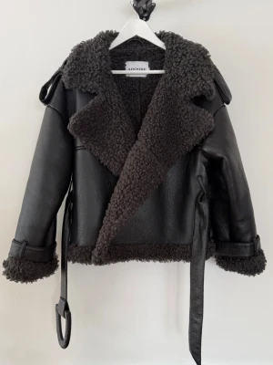 Adoore jacka - Säljer min Adoore manchester jacket i mycket bra skick.