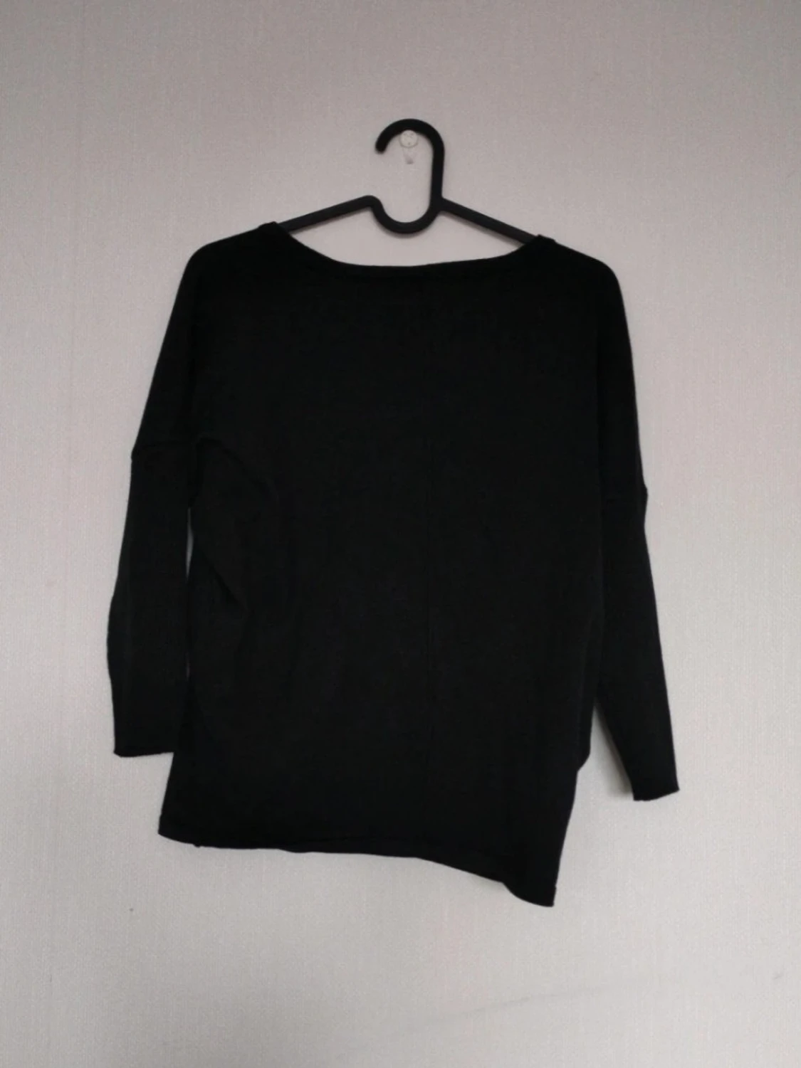 Svart basic tröja med rund hals - 1