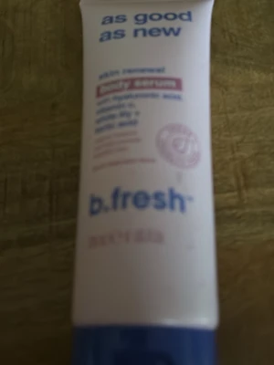 b.fresh body serum med hyaluronsyra - Body serum från b.fresh med hyaluronsyra, vitamin C, vit lilja och mjölksyra. Vegansk och cruelty free. Kommer i en ljusrosa tub med blått lock och blå text. Innehåller 236 ml.