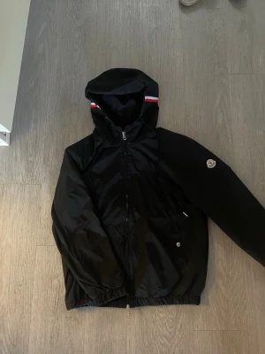 Moncler windbreaker  - Säljer en Moncler windbreaker utan defekter även helt nytt, använder inte pågrund av liten storlek. Storleken är M. Pris kan diskuteras!