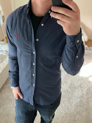 Ralph Lauren skjorta slim fit  - Ralph Lauren skjorta | Skick: 9/10 | Size - S | Nypris 1600kr mitt pris 499kr | Modellen är ca 180cm lång | Hör av dig vid minsta fråga eller fundering📩