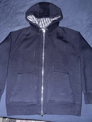 Blå hoodie - Säljer min hoodie pga den passar mig inte längre storlek M även passar S. Har använt ddn 2 gånger och slutat tagit på mig den 