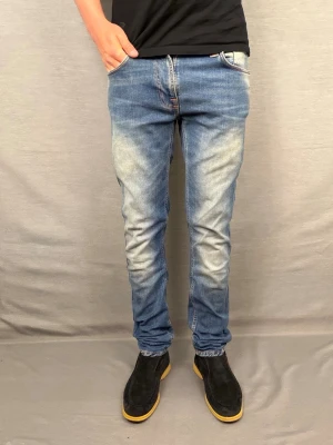 Nudie jeans - Säljer dessa sjukt snygga nudie jeans, tvätten och passformen är stört fet! Modell: thinn finn. Size w31 L34. Midja 42cm längd 107. Modellen är 180cm. Skick 9/10 bra skick inga hål. Hör av dig vid frågor eller funderingar 🤩
