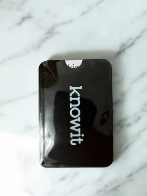 Korthållare Anti Skimming – Knowit (Helt ny) - Korthållare med Knowit-logga och anti skimming-skydd. Perfekt för att skydda dina kort från obehörig avläsning. Stilren svart design, helt ny och oanvänd.  Kan hämtas i Vallentuna.