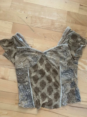 Beige mönstrad mesh topp - beige mesh topp med brunt mönster, väldigt unik och cool 