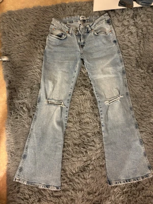 Ljusblå bootcut jeans med slitningar - Helt nya aldrig använda, bara testade. Finns en vit prick va så när jag köpte dom