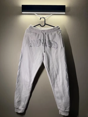 Vita mjukis med snygga stenar - En vit skön mjukisbyxa som har snygg design med små stenar. En Y2K stil där du även kan vara bekväm i. 