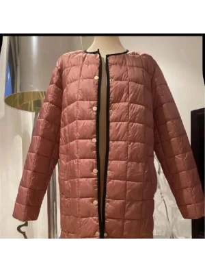 Rosa quiltad jacka/kappa med tryckknappar - Säljer en rosa quiltad lång jacka/kappa  med rund halsringning och svarta kantdetaljer. Västen har tryckknappar framtill och ett rutigt mönster i sömmarna. Perfekt för lager på lager och ger en trendig look till din outfit.