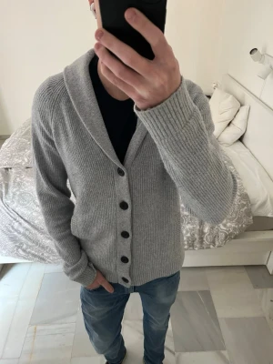 Grå stickad cardigan från Hollister - Väldigt snygg grå cardigan från Hollister i mycket bra skick 😊—————————————————————————————— 📐| Storlek: M                                                           👖| Märke: Hollister                                                 🔎 | Skick: Mycket Bra                                            ✍🏻 | Skriv om du har några frågor